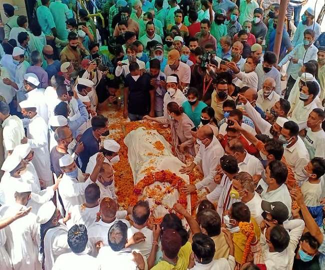 तिकड़ी के दो साथी प्रीतम और हरदा शव वाहन गाड़ी में बैठ घाट तक छोड़ने आए