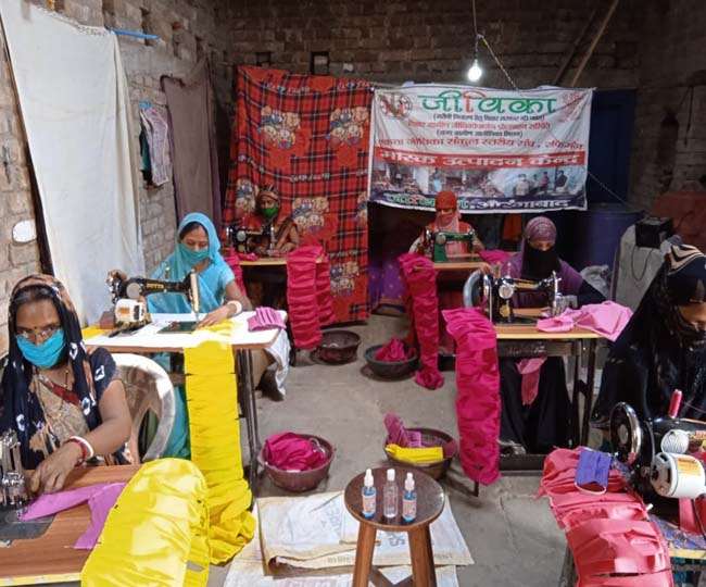 Aurangabad: यहां एक लाख मास्क लेकर बैठी हैं दीदी, न पहले के पूरे पैसे मिले न अब कोई खरीदार