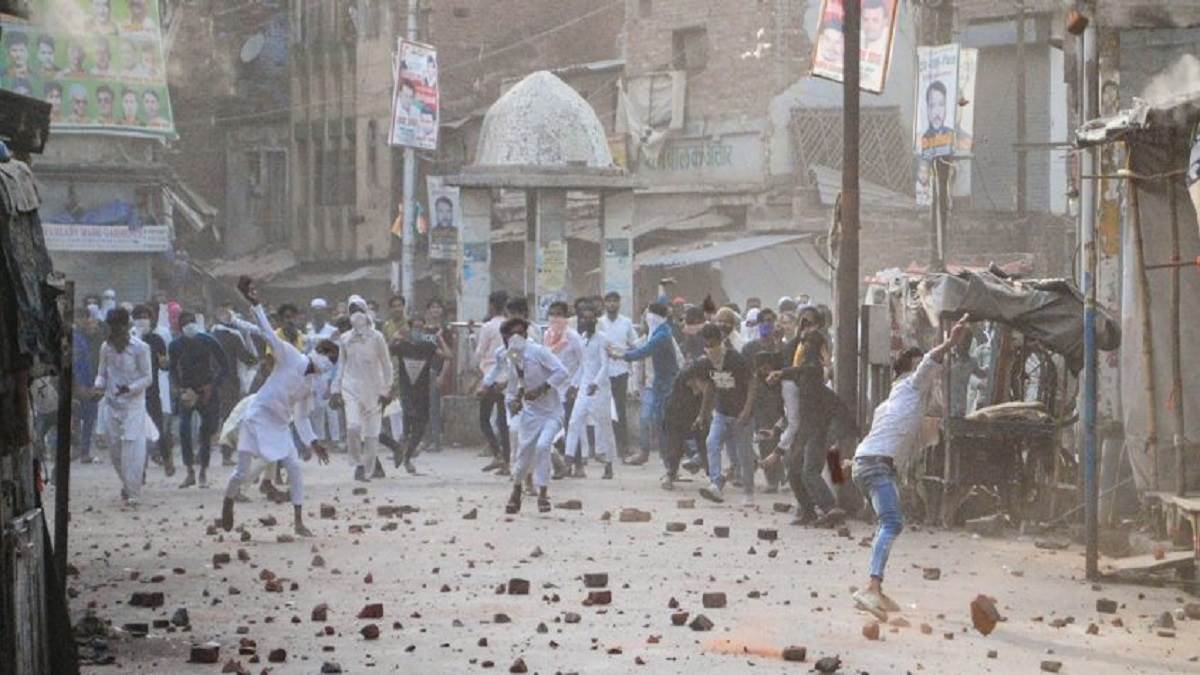 अपने आप से सवाल करें मुसलमान, मस्जिदों से निकलकर सड़कों पर उग्र प्रदर्शन करके क्या संदेश देना चाहते हैं?