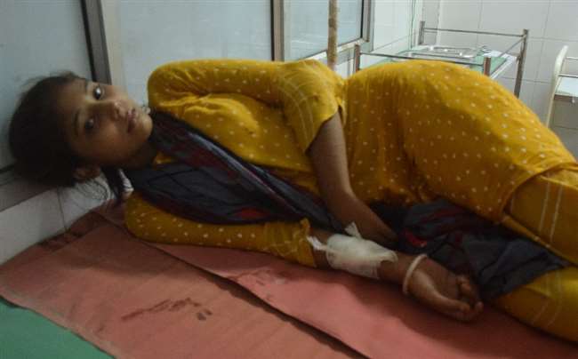 रिश्तेदारों के बीच चले लाठी-डंडे, दो युवतियां घायल
