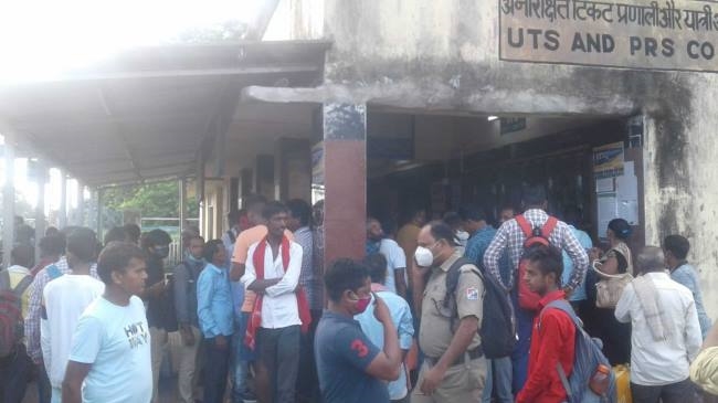टिकट मिलने में देरी पर कुमारधुबी स्टेशन में हंगामा