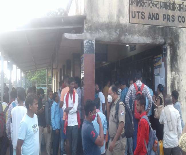 कुमारधुबी स्टेशन पर ड्यूटी पर तैनात रेलकर्मियों की मनमानी के विरोध में यात्रियों ने किया हंगामा, आरपीएफ ने कराया शांत Dhanbad News