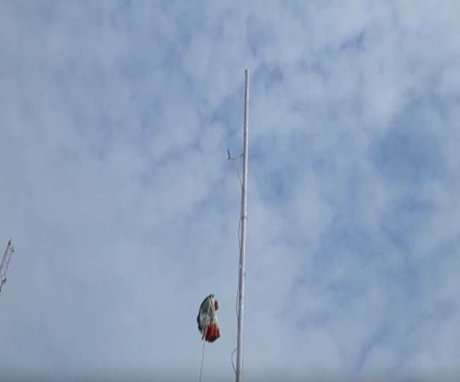 पश्चिम चंपारण में राष्ट्रध्वज के साथ लापरवाही, झंडोत्तोलन करते वक्त टूटी डोर