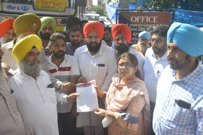 चार घंटे आरटीए दफ्तर का मेन गेट बंद कर एसओ के खिलाफ की नारेबाजी