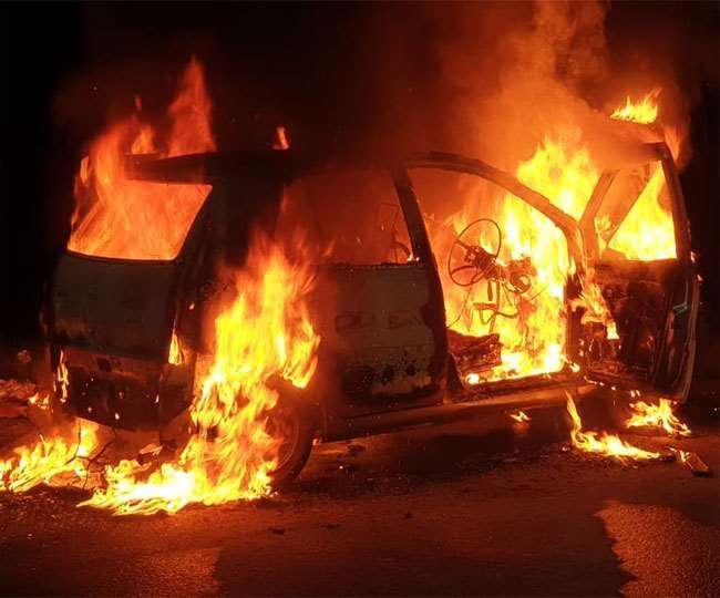 Jharkhand: लातेहार में अज्ञात अपराधियों ने घर के बाहर खड़ी अल्टो कार में लगाई आग। फाइल फोटो। जागरण
