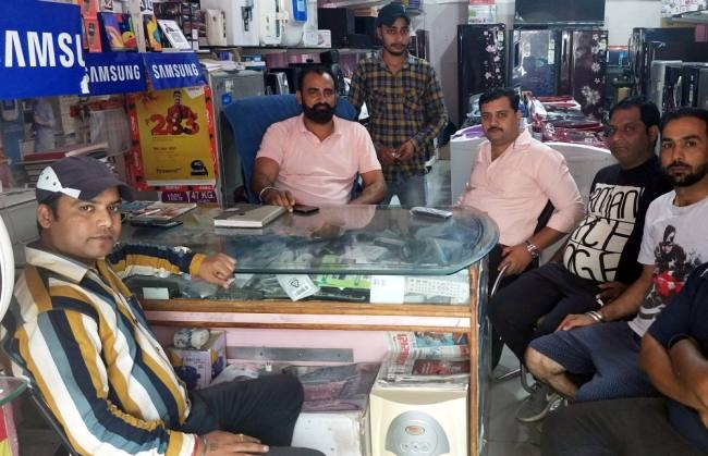 बाजार पर चुनावी रंग सिर चढ़कर बोल रहा