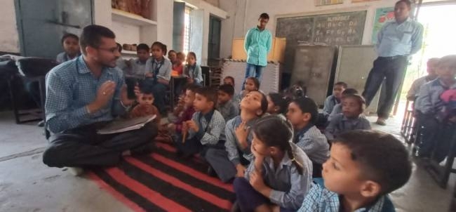 छात्रों को चाइल्ड लाइन हेल्पलाइन के बारे में बताया