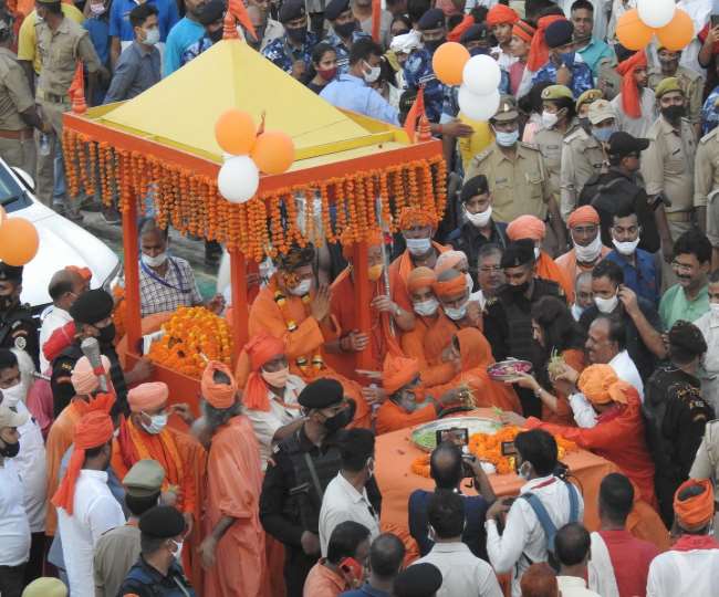 विजयादशमी पर सुबह से भक्ति सागर में हिलोरें लेता रहा मंदिर परिसर, आनुष्ठान में लीन रहे सीएम योगी