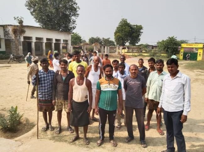 अध्यापक के पक्ष में ग्रामीण लामबंद, शिक्षक संघ भी खफा