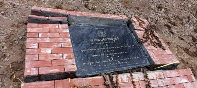 शरारती तत्वों ने गिराई पुल की आधारशिला
