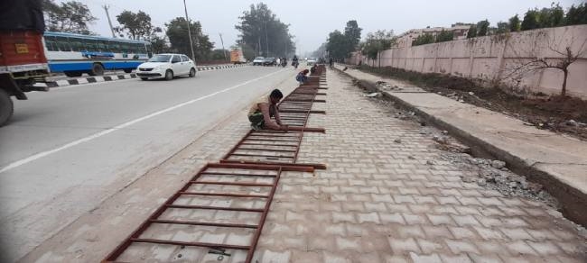 हाईवे के किनारे 20 की जगह लग रहे 15 किलो वजन वाले रेलिग