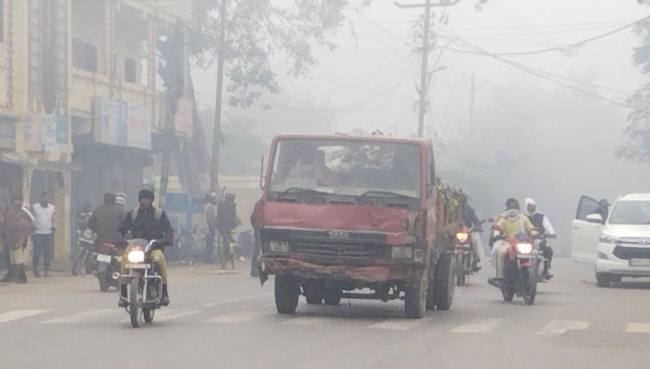 पछुआ हवा ने बढ़ाई ठिठुरन, घरों में दुबके लोग