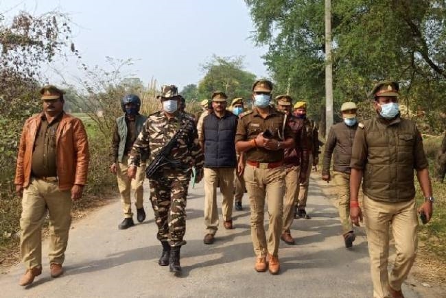 पैरामिलिट्री फोर्स के साथ पुलिस के जवानों ने किया फ्लैग मार्च