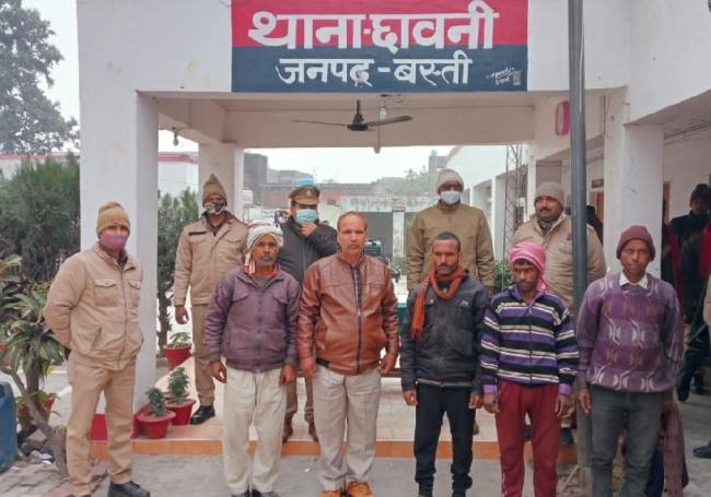 पुलिस के हत्थे चढ़े पांच गो तस्कर, 22 गोवंशीय पशु बरामद