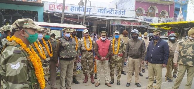 सोनहा और छावनी क्षेत्र में फ्लैग मार्च कर कराया सुरक्षा का अहसास