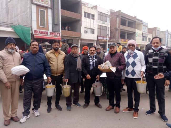 मकर संक्रांति के उपलक्ष्य में लगाया भंडारा