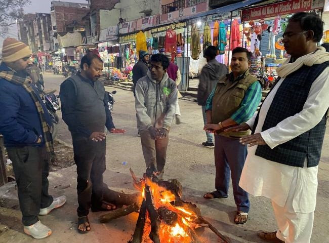 दो डिग्री लुढ़का पारा, हल्की धूप में भी गलन से राहत नहीं