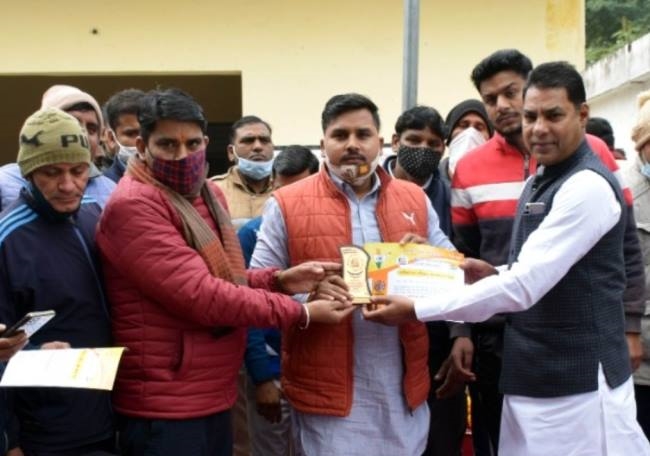गढ़खेड़ा गांव में विधायक रावत ने कोरोना योद्धाओं को किया सम्मानित