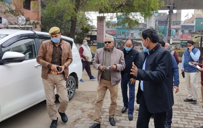 आयुक्त ने किशोरी से पूछा वैक्सीन लगवाने में डर तो नहीं लगा