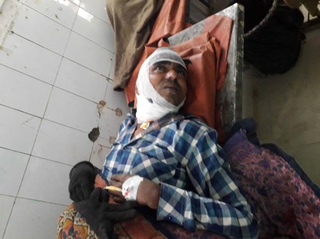 पत्नी और दो बच्चों पर बांके से हमला कर खुद को किया घायल