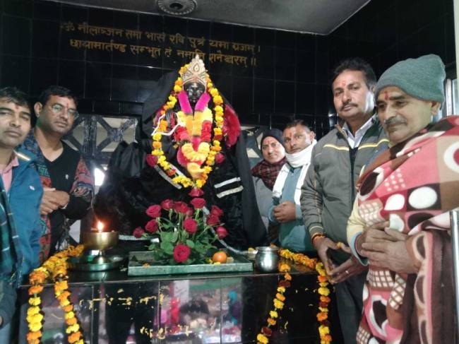 श्री शनि मंदिर में मूर्ति स्थापना का वार्षिकोत्सव पर भंडारा