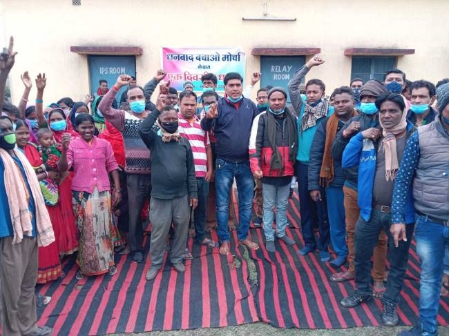 ट्रेनों के ठहराव को ले फुलारीटांड स्टेशन पर धरना