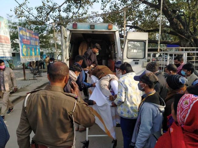 बलथरी मोड़ के समीप वाहन जांच कर रहे जवान को ट्रक ने कुचला, रेफर