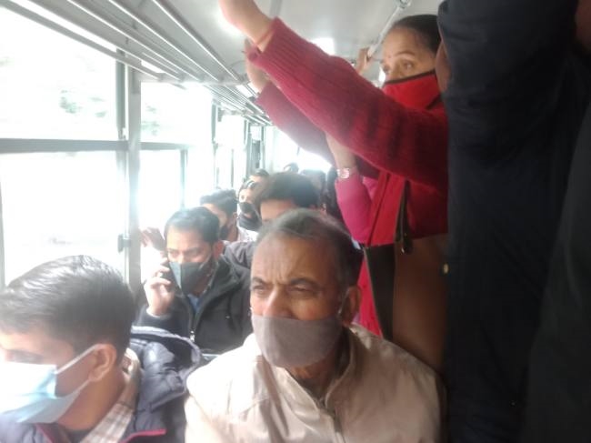 आधे से ज्यादा रूट बंद, बसों में ओवरलोडिंग