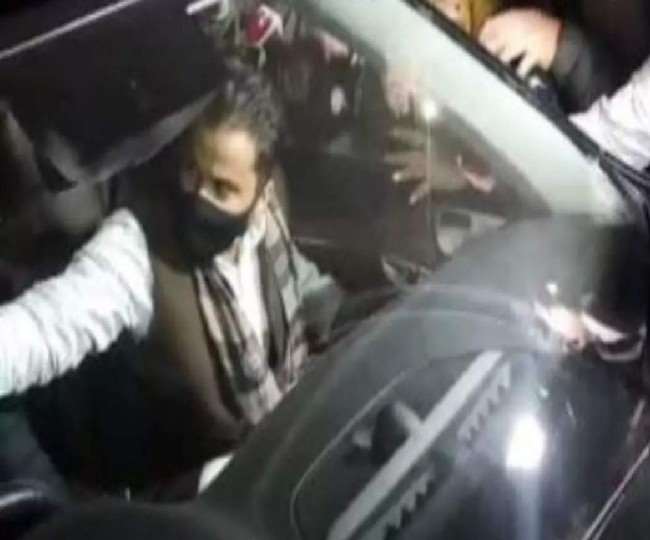 आजम खां के बेटे अब्दुल्ला रात पौने तीन बजे रामपुर पहुंचे, घर पर मिलने वालों का उमड़ा हुजूम