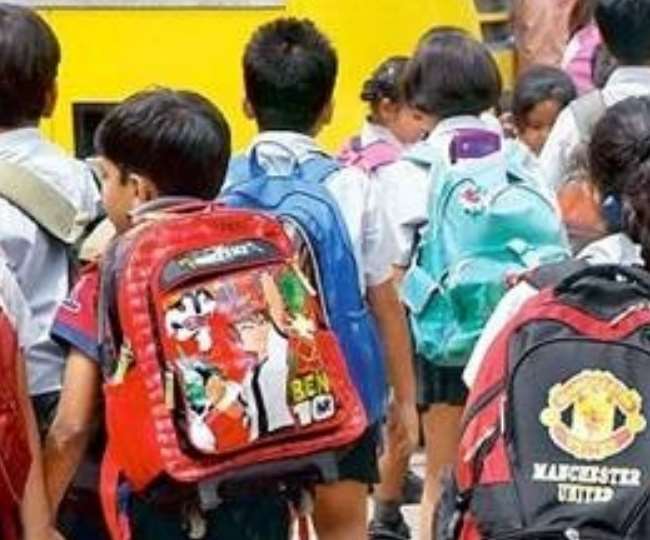 दिल्ली से सटे यूपी और हरियाणा के शहरों में कोरोना को लेकर बढ़ी पाबंदी के बीच स्कूल भी हुए बंद