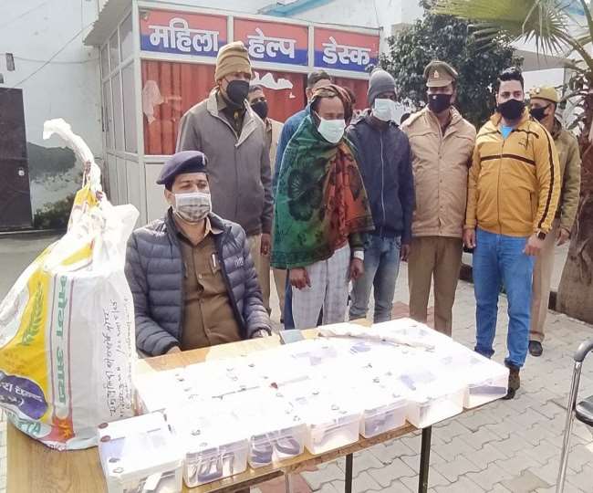 बुलंदशहर के खुर्जा में तमंचा बनाने की फैक्ट्री पकड़ी, दो आरोपित गिरफ्तार
