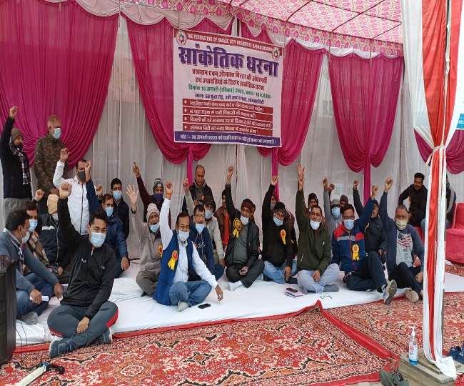 चार समस्याओं को लेकर लोगों ने प्रशासन से पूछे पांच सवाल, दिया धरना, अब बनाएंगे मानव श्रृंखला
