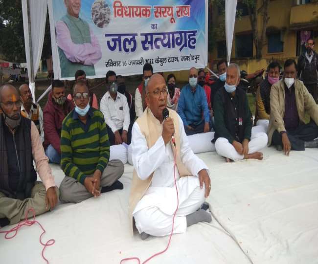 जमशेदपुर पूर्वी के विधायक सरयू राय ने टाटा स्टील के खिलाफ खोला मोर्चा, जल सत्याग्रह पर बैठे पूर्व मंत्री