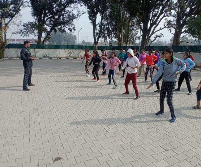 ये हैं चंडीगढ़ के सरकारी स्कूल टीचर गौरव वाधवा, बेटियों को फ्री में सीखा रहे सेल्फ डिफेंस के टिप्स