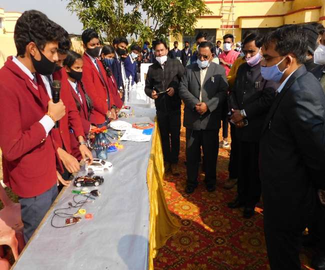 विज्ञान प्रदर्शनी में बोले महराजगंज के डीएम, विज्ञान के क्षेत्र में अपनी विशेष पहचान बनाएं विद्यार्थी