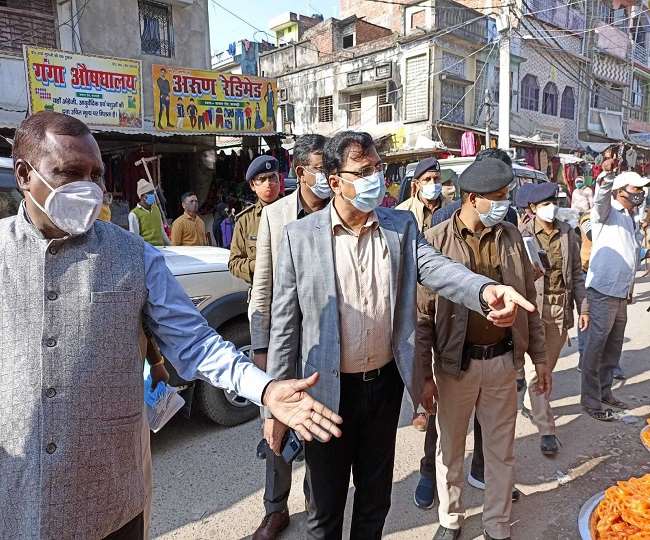 सीतामढ़ी में मास्क का थैला लेकर घूम रहे थे डीएम, जो सामने दिखता उनको पहनाते-समझाते, जुर्माना भी लिया