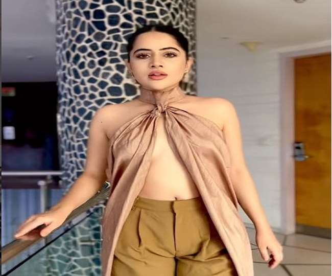 Urfi Javed स्विमिंग पूल में बिकिनी पहन 'बोल्ड' पोज देती आई नजर, तस्वीरें देख बढ़ा फैंस का पारा