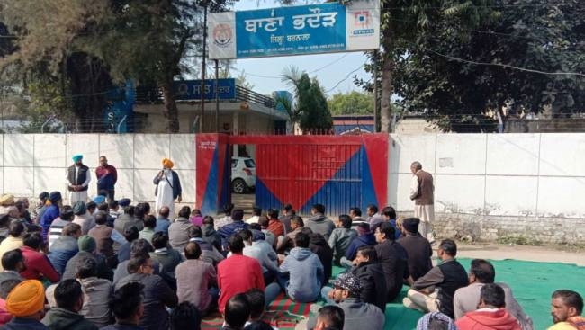 भदौड़ में निर्दलीय उम्मीदवार के समर्थकों ने थाना घेरा