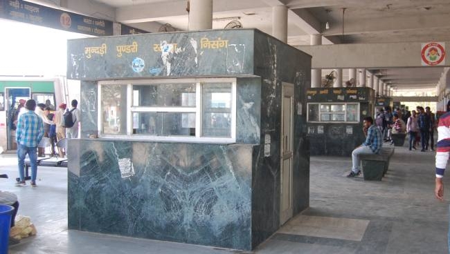 रोडवेज कर्मियों की कमी से टिकट काउंटर रहते खाली, यात्री परेशान
