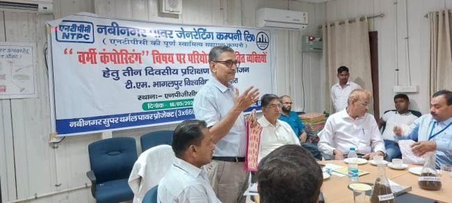 किसानों को जैविक खाद निर्माण की दी गई जानकारी