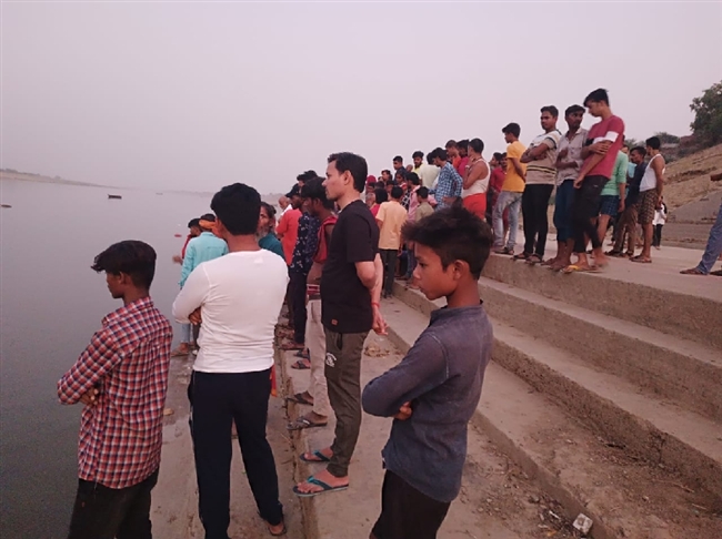यमुना में नाव डूबी. आठ सवार सुरक्षित व एक युवक लापता