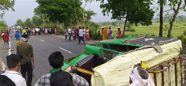 टक्कर मारने के बाद आटो से गिरी वृद्धा को ट्रक ने रौंदा