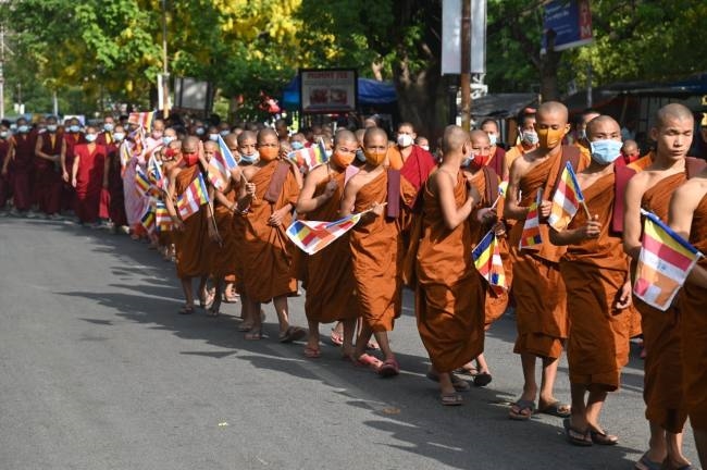 भगवान बुद्ध के विभिन्न मुद्रा की मूर्ति को लेकर निकाली गई धम्म यात्रा