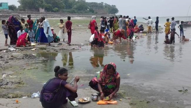 बुद्ध पुर्णिमा पर श्रद्धालुओं ने सरयू में लगाई डुबकी