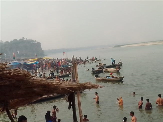 बुद्ध पूर्णिमा पर हजारों ने लगाई गंगा में डुबकी