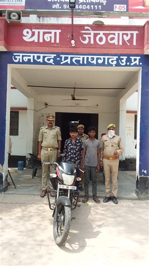 बरात से चुराकर ले जा रहे थे बाइक, ग्रामीणों ने पकड़ा