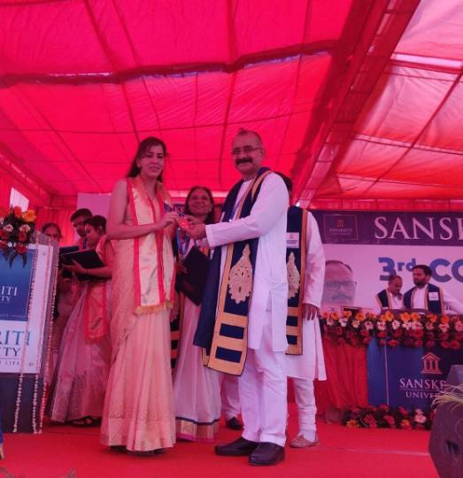 विधि में गोल्ड मेडल मिलने पर सृष्टि को दी बधाई