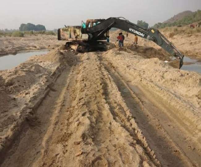 गया में पुल निर्माण में लगे जेसीबी को लगाई आग, विरोध करने पर फायरिंग करते हुए फरार