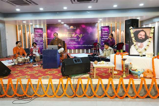 गया में आर्ट ऑफ लिविंग के बैनर तले अंतरराष्ट्रीय गायक का भजन सुन श्रोता हुए विभोर