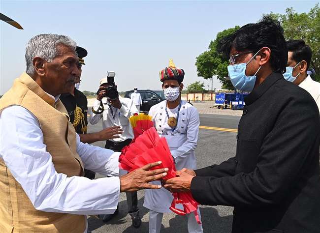 गया एयरपोर्ट पर आयुक्त व जिलाधिकारी ने पुष्पगुच्छ देकर किया राज्यपाल का स्वागत, मन रही भगवान बुद्ध जयंती